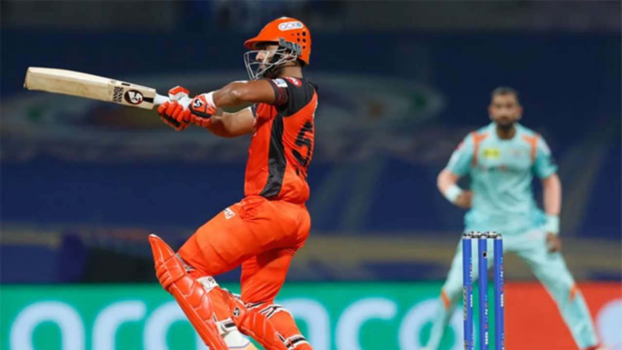 IPL 2022: Rahul Tripathi takes Andrew Tye to the cleaners, smacks three  boundaries in an over - WATCH