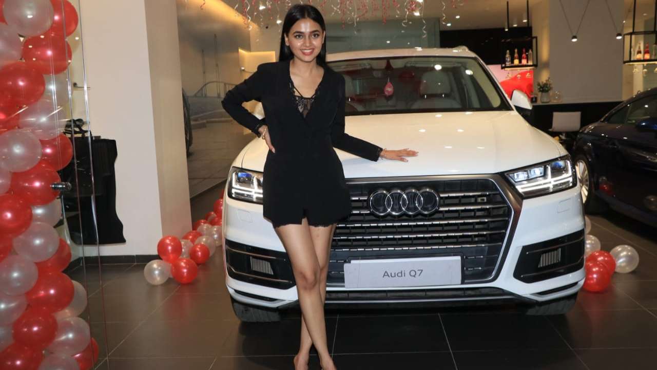 Tejasswi Prakash buys brand new Audi Q7 worth Rs 1 crore, receives it with  boyfriend Karan Kundrra