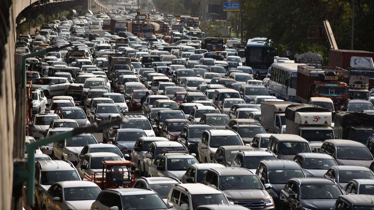 Delhi-Gurgaon Expressway jam leaves commuters stuck for 11 hours