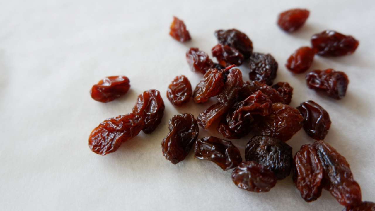 Benefits of soaked raisins including weight loss, liver health, bone density