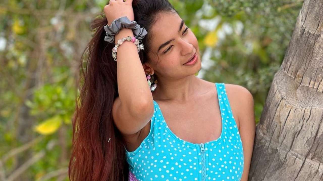Anushka Sen Sex Hd - Anushka Sen sets internet on fire in sexy monokini, photos go viral
