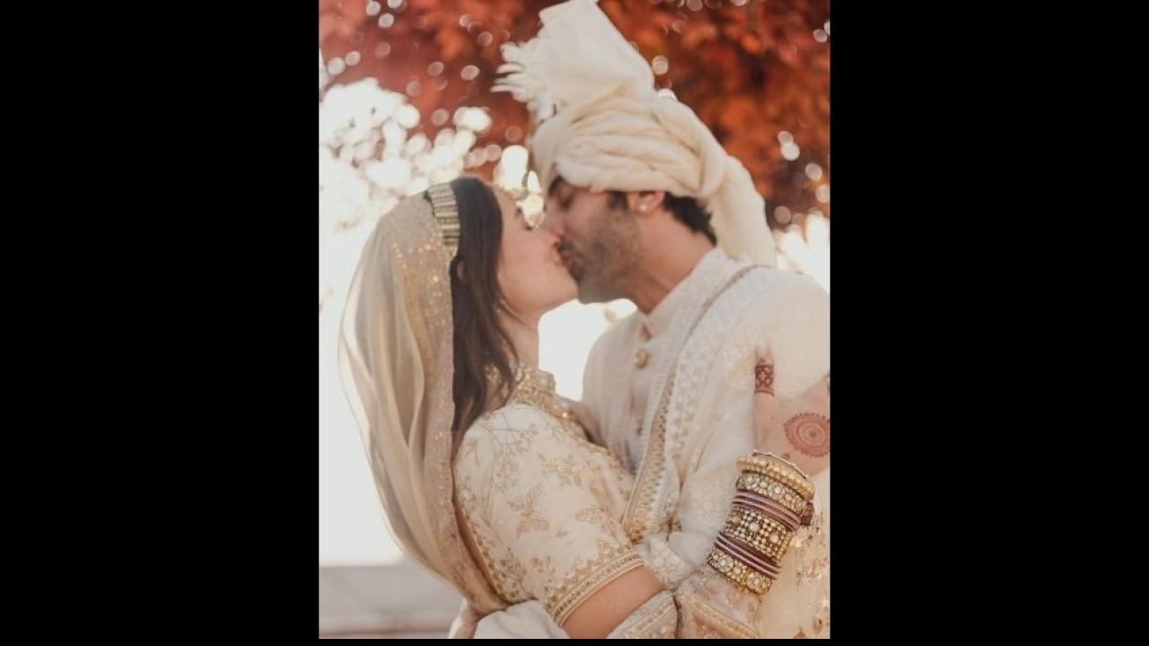 PHOTOS: Ranbir Kapoor ने Alia Bhatt की मांग में भरा सिंदूर, शादी में Kiss  करते दिखे दूल्हा- दुल्हन | DNA HINDI