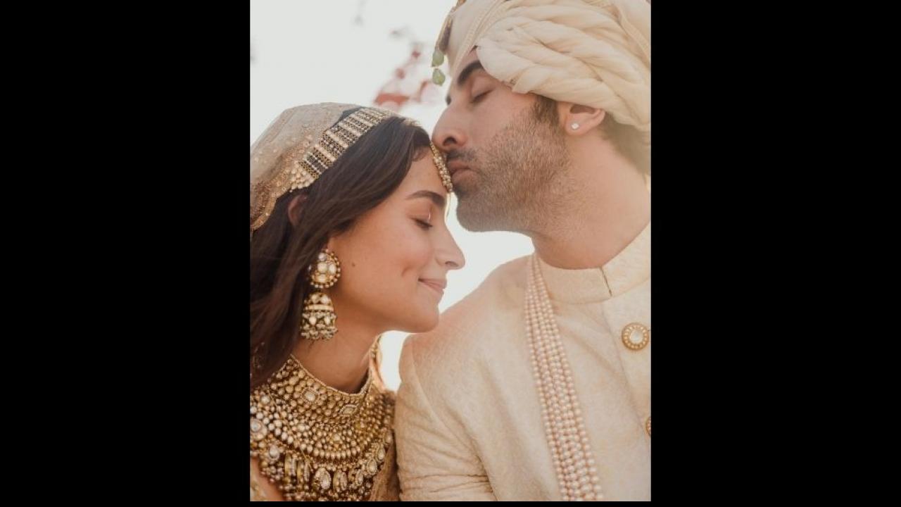 PHOTOS: Ranbir Kapoor ने Alia Bhatt की मांग में भरा सिंदूर, शादी में Kiss  करते दिखे दूल्हा- दुल्हन | DNA HINDI
