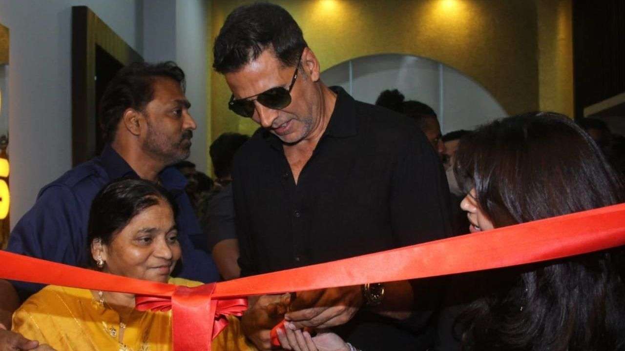 Akshay Kumar inaugurating dance school