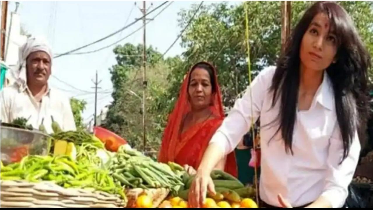  माता-पिता के साथ खुद भी बेचती है सब्जी