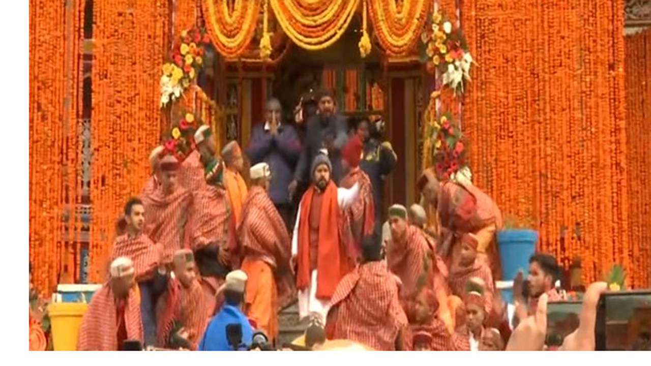 Badrinath Dham: Door opens for devotees with rituals and chanting of mantras