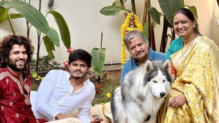 Vijay Deverakonda with his family