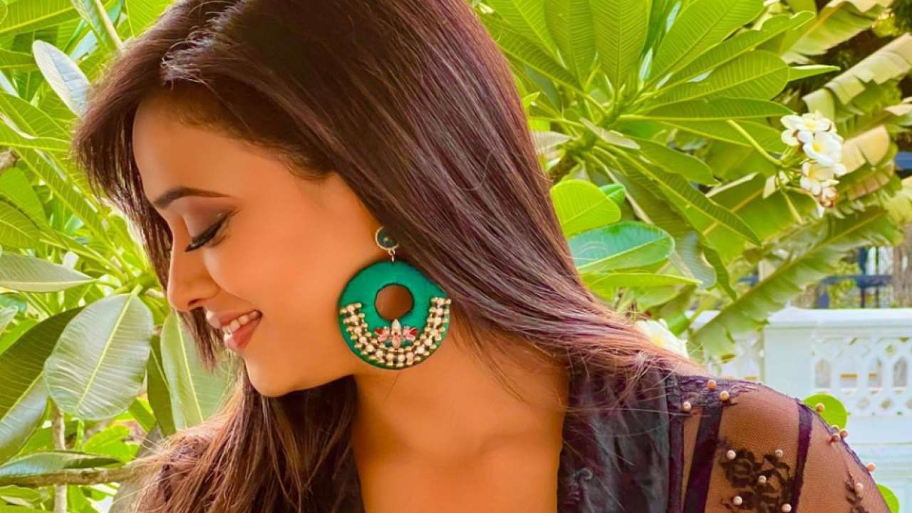Shweta Tiwari flaunts green earrings