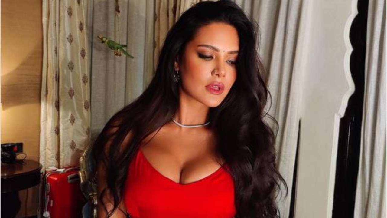 Isha Ki Sex Video - Esha Gupta shares sizzling hot photo in plunging neckline top