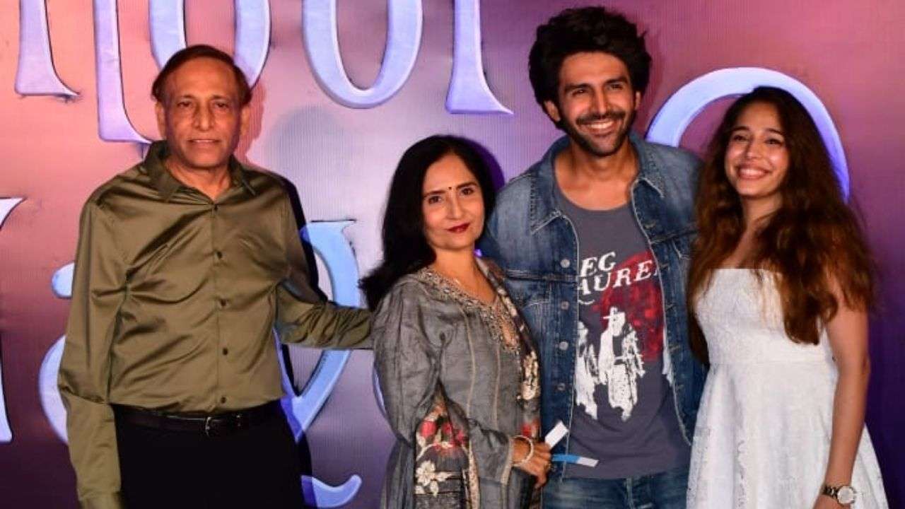 Kartik Aaryan with family