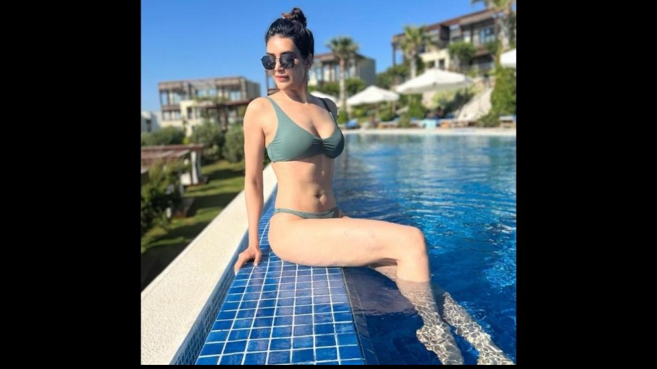 Karishma Tanna की  Bikini Photos 