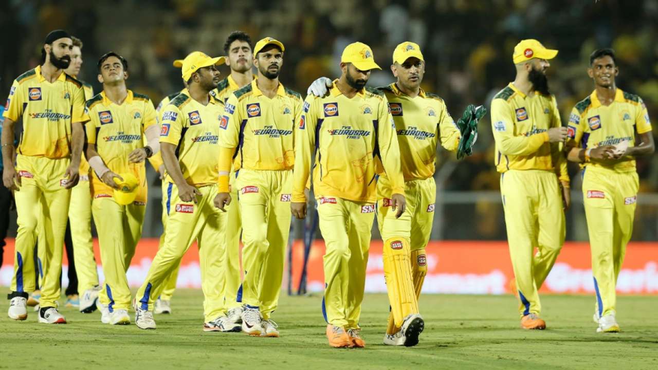 Crowd cheers outside MS Dhoni-led CSK's hotel at midnight, watch the 'Thala' magic