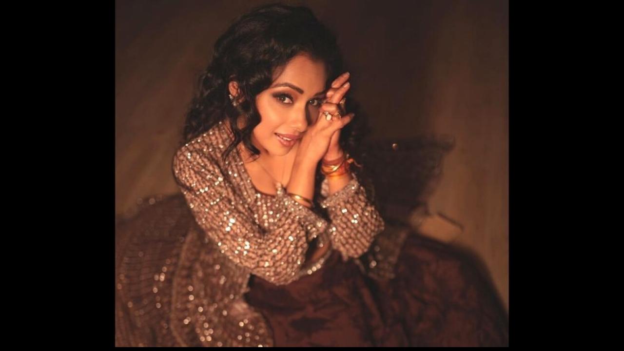 Rupali Ganguly ने पहना गोल्डन गाउन