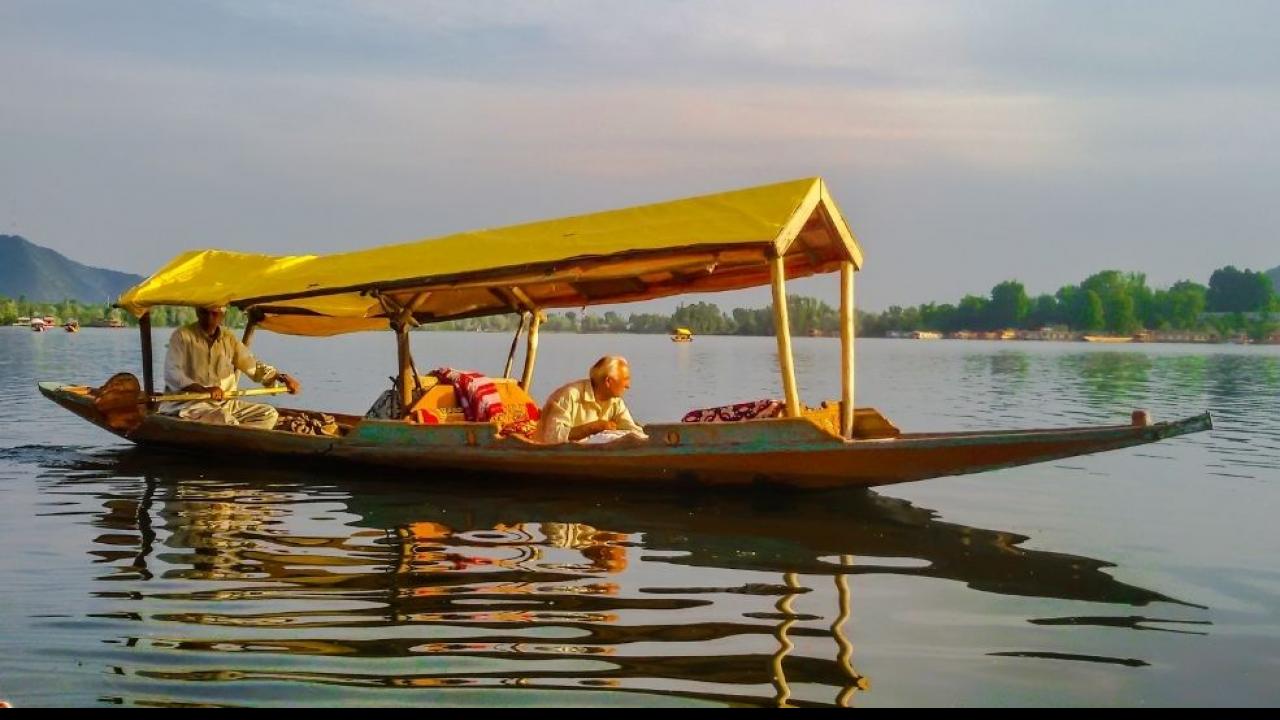 झीलों को प्रदूषित करने का भरपूर प्रयास करें