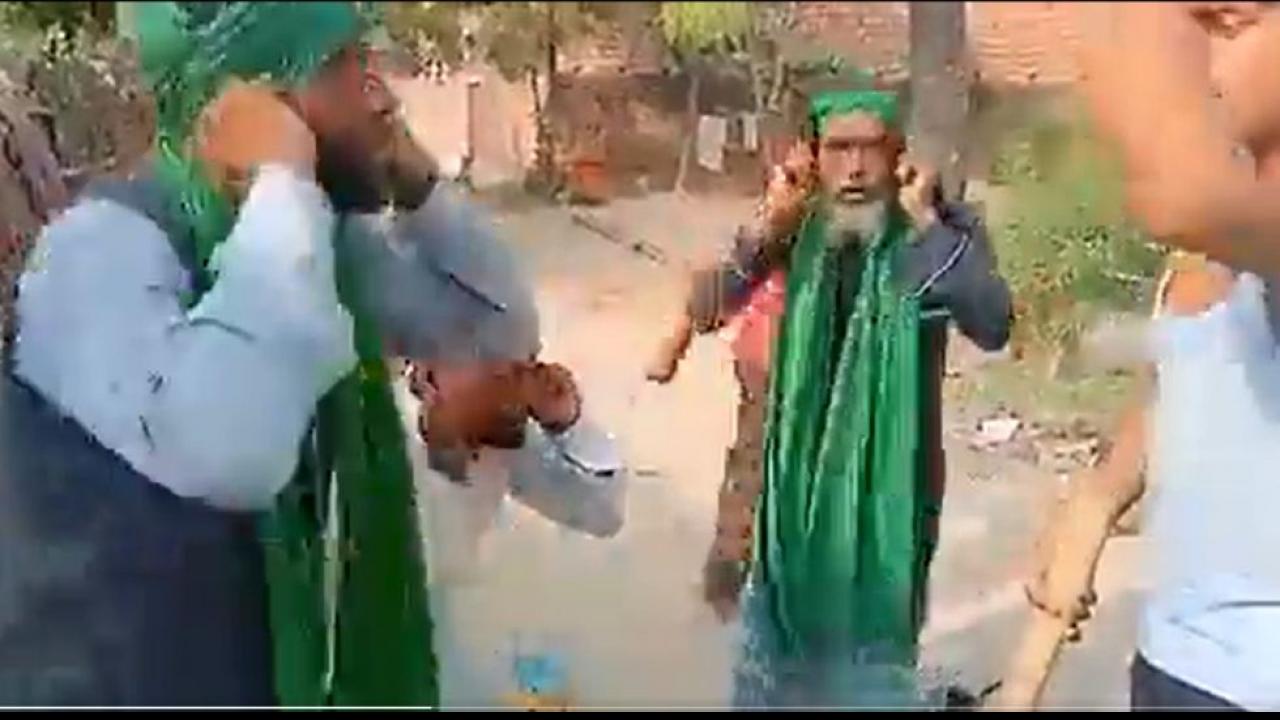 Viral Video: यूपी में 3 फकीरों से लगवाए जय श्रीराम के नारे, गांव से खदेड़ा