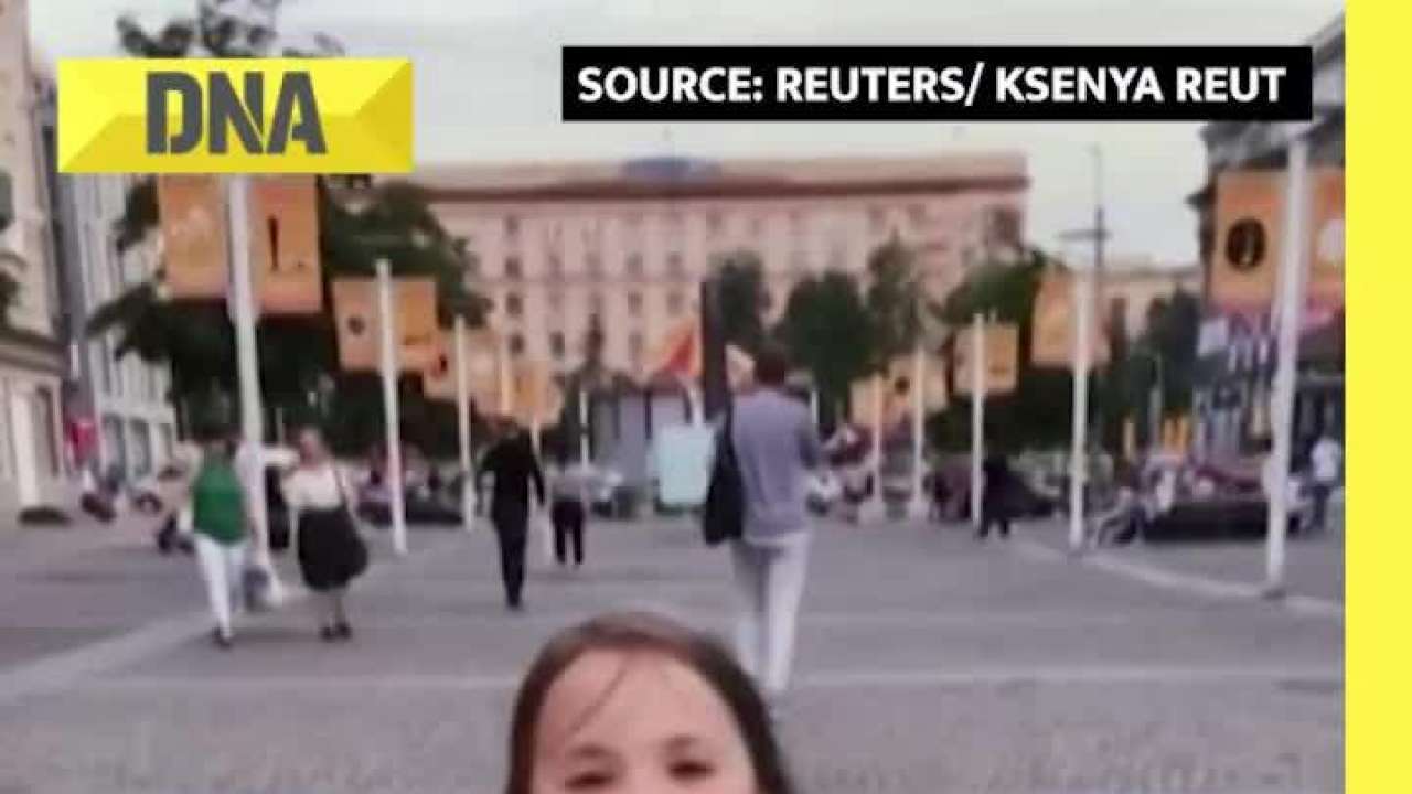 Six-year old Ukrainian girl plays recorder to raise money for Ukrainian military #shorts 