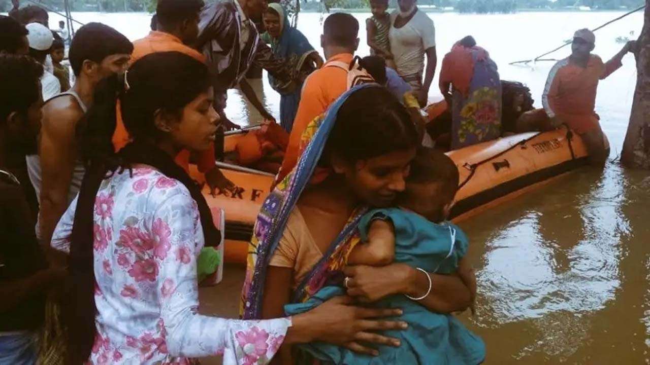 NDRF and SDRF teams using boats to rescue people