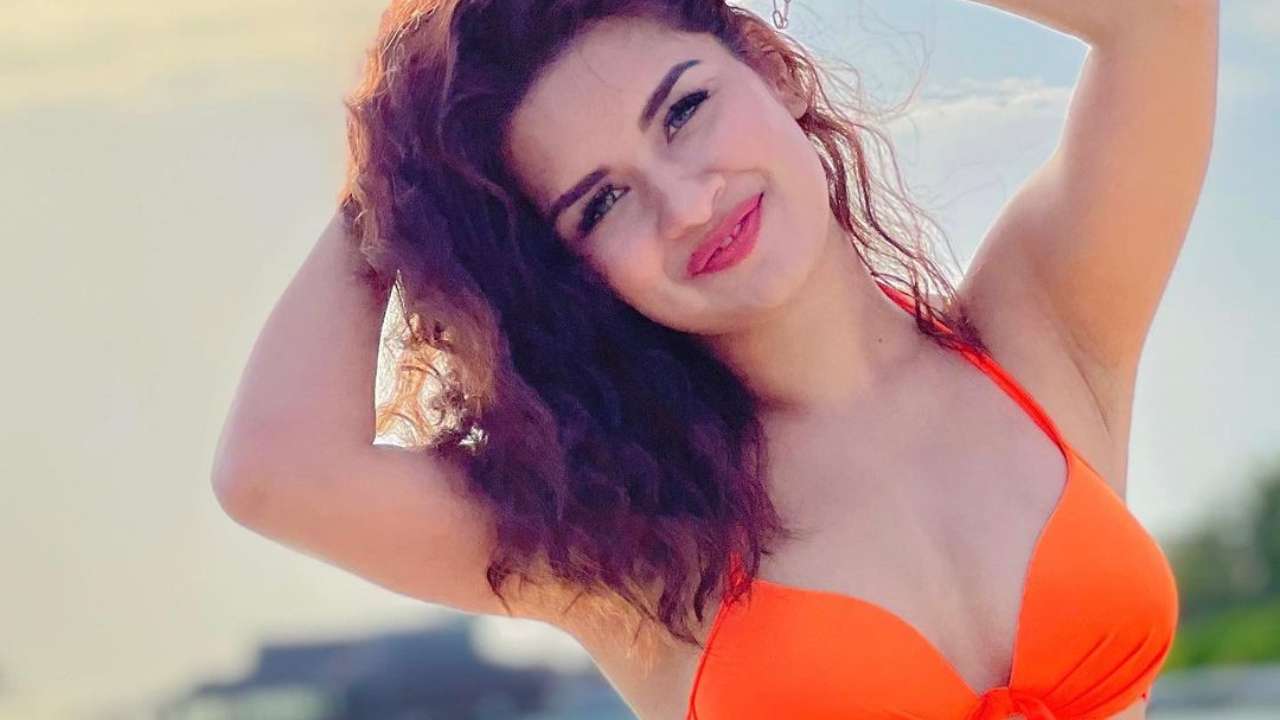 Avneet Kaur looks sizzling hot in orange bikini, drool-worthy photos go  viral