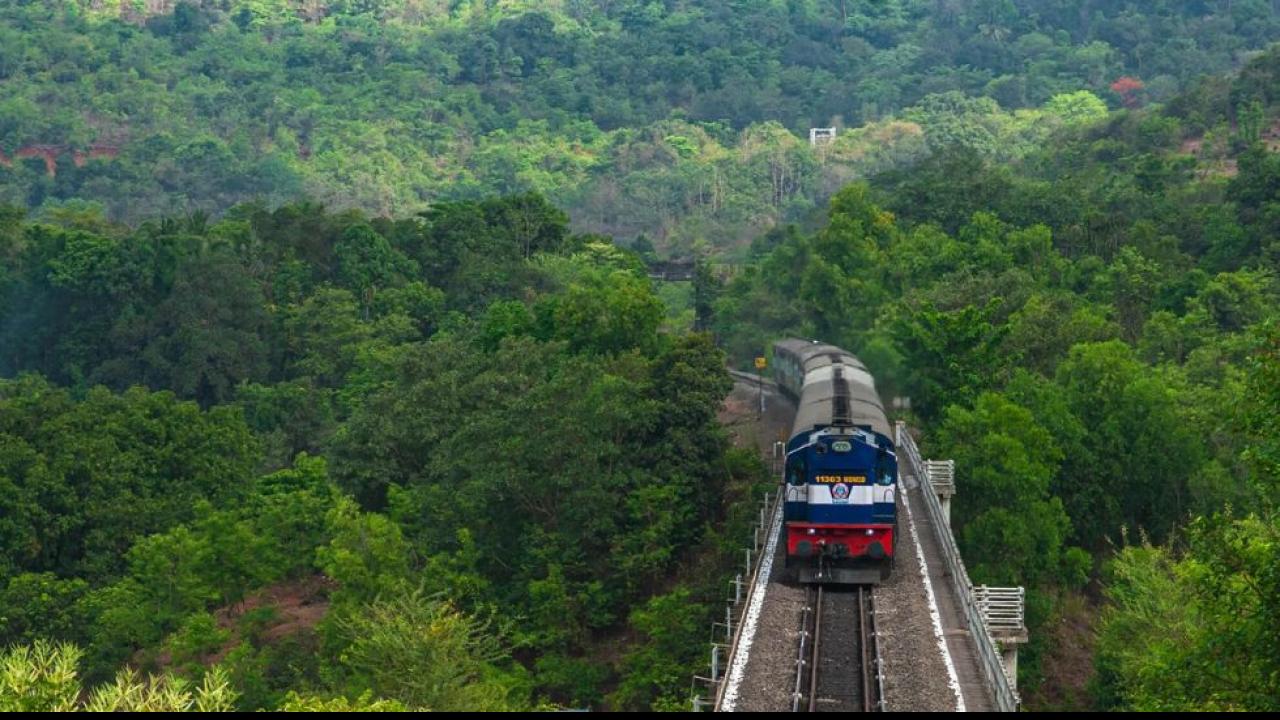 दो इंजनों पर चलती है विवेक एक्सप्रेस