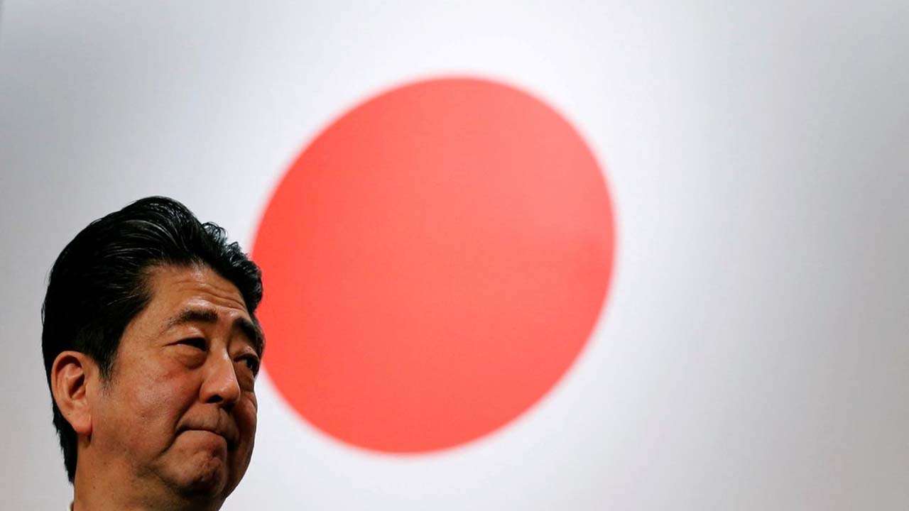 Shinzo Abe collapsed and was bleeding from the neck
