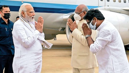 PM Modi greets Jharkhand Governor and CM