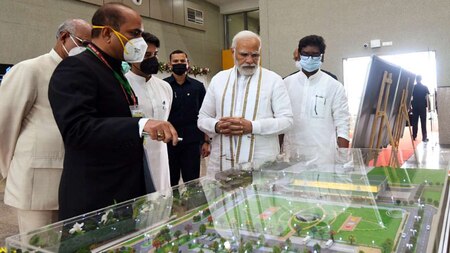 PM Modi with Union Minister Jyotiraditya Scindia, Jharkhand Governor Ramesh Bais and CM Hemant Soren looks at model of new