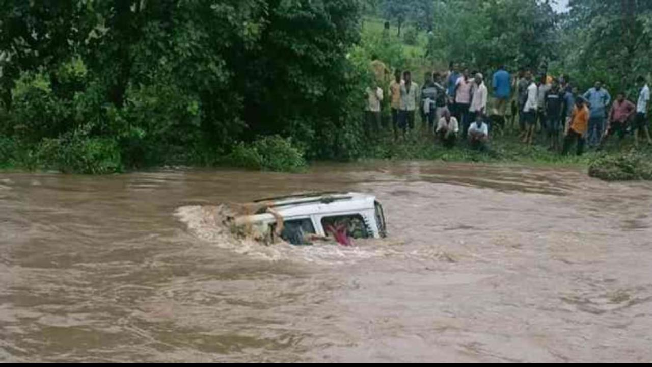 महाराष्ट्र में बह गई स्कॉर्पियो