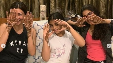 Sushmita Sen flaunting beautiful mehendi with daughters