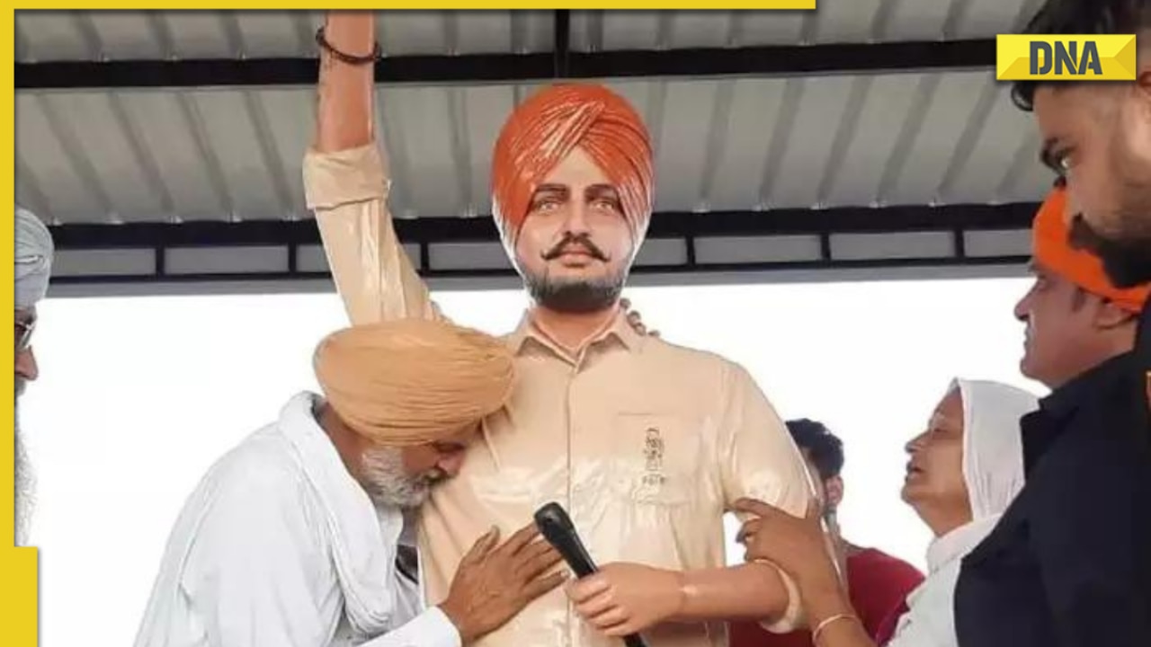 Sidhu Moose Wala's father gets emotional while unveiling his statue ...