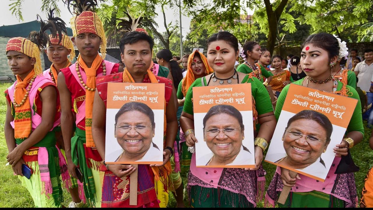 रायपुर और भुवेश्वर में पारंपरिक नृत्य कर मनाया जश्न