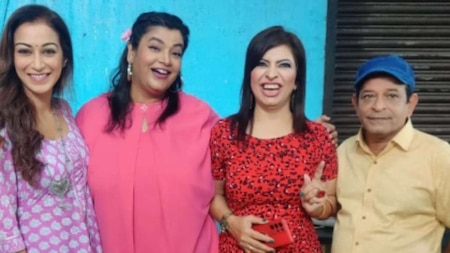 Jennifer Mistry, Sunayna Fozdar smile wide with Ambika Ranjankar, Sharad Sankla