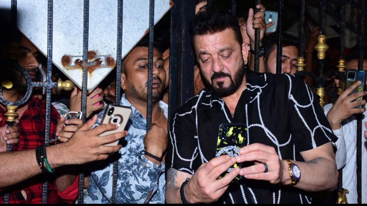 Sanjay Dutt Selfie With Fans