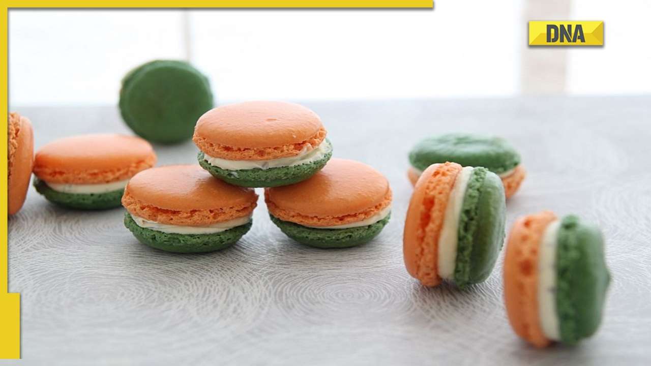 Tricolor macrons