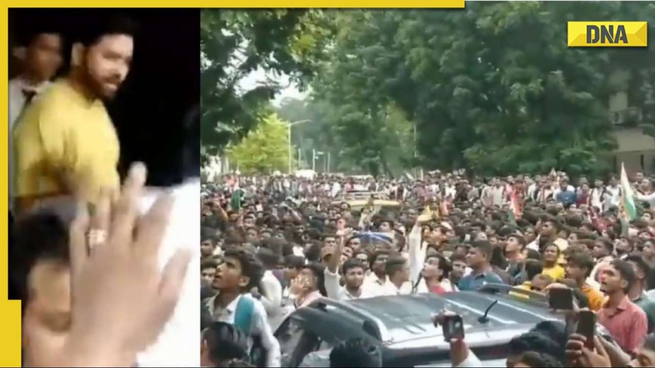 Watch: Rohit Sharma retreats back to the restaurant after hundreds of fans gather outside for his glimpse