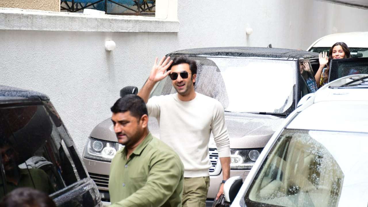 Viral Photos of the Day: Ranbir Kapoor spotted with Alia Bhatt, Arjun  Kapoor poses for shutterbugs