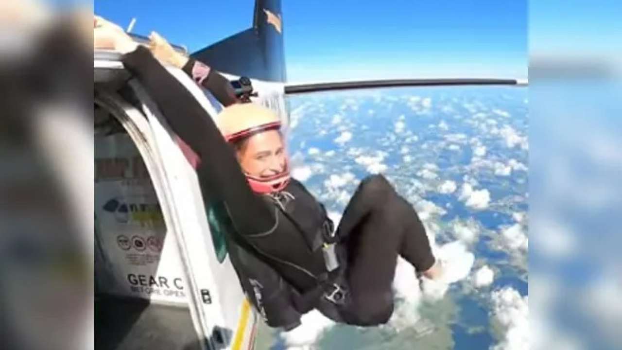 Women fearlessly workout midair then jumped from the plane
