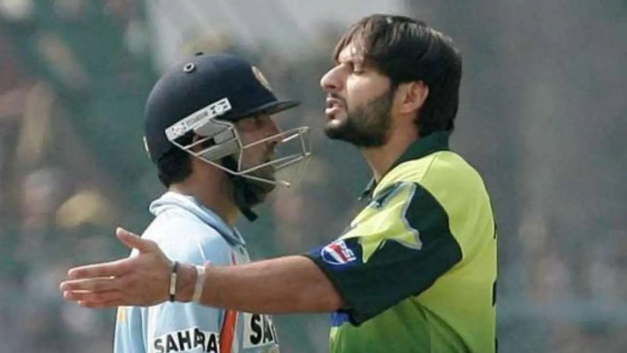 The famous Gautam Gambhir-Shahid Afridi banter (2007)