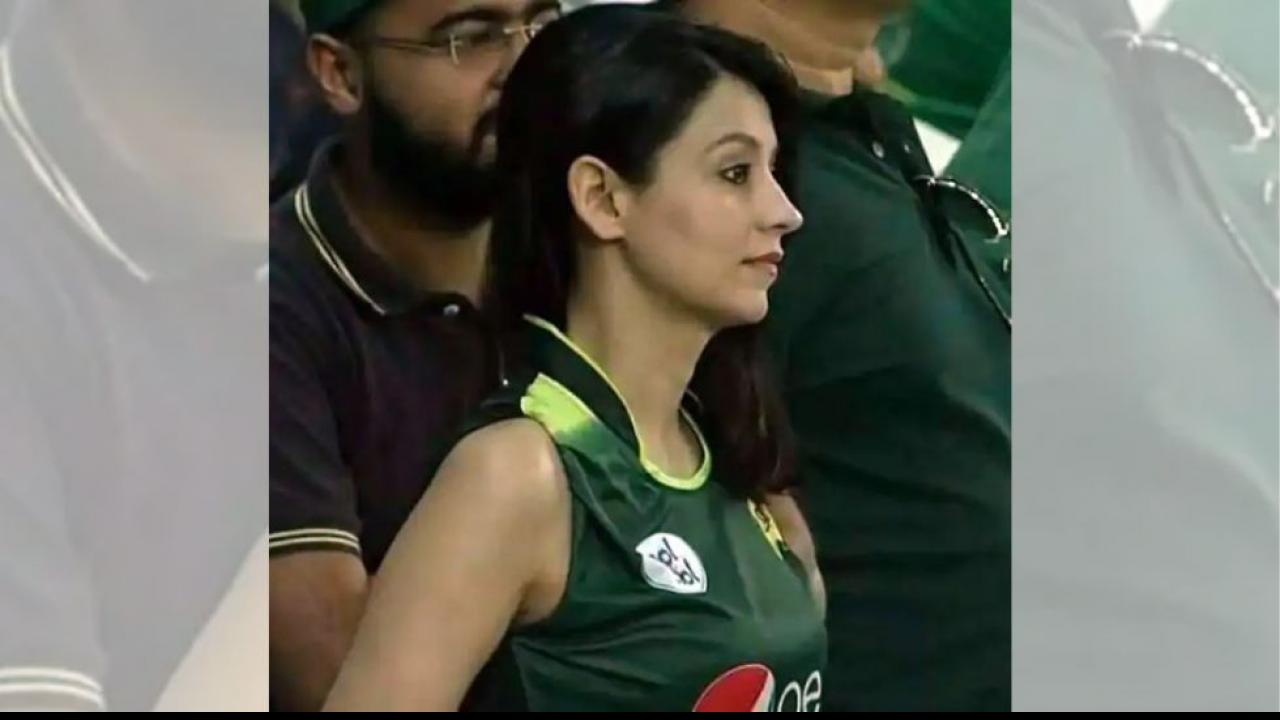 Hot Pakistani Fan supporting her team