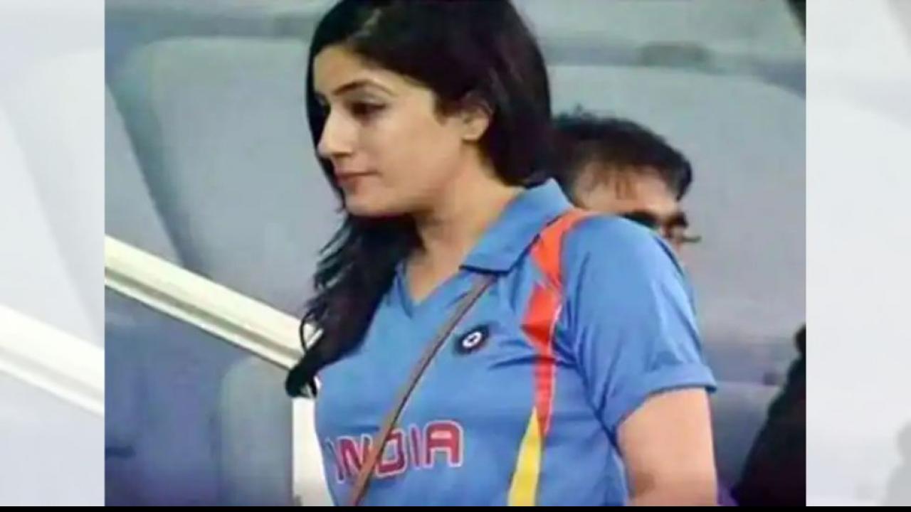 This Beautiful Indian fan giving tought competition