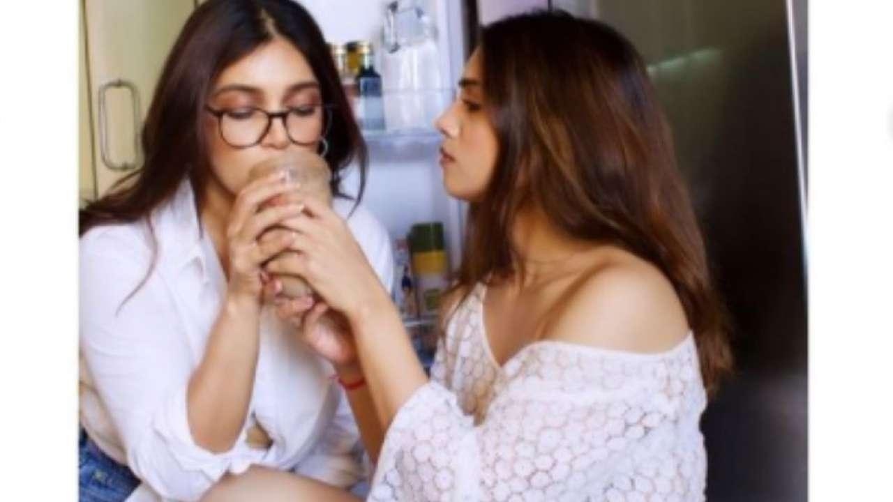 समीक्षा सोशल मीडिया इन्फ्लुएंसर हैं (Samiksha is Social media influencer)