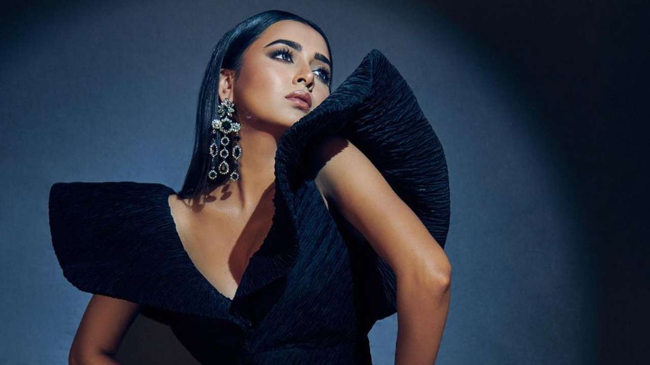 Naagin 6 actress Tejasswi Prakash stuns in blue dress featuring plunging  neckline, photos go viral