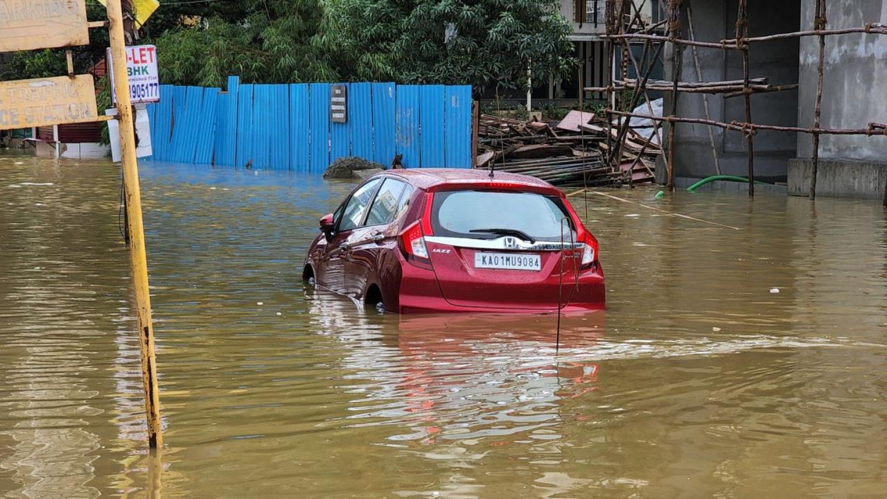 अचानक जलभराव में फंसें तो क्या करें?