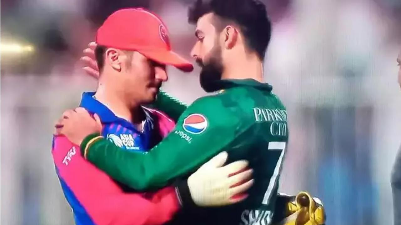 Shadab Khan consoles Team 