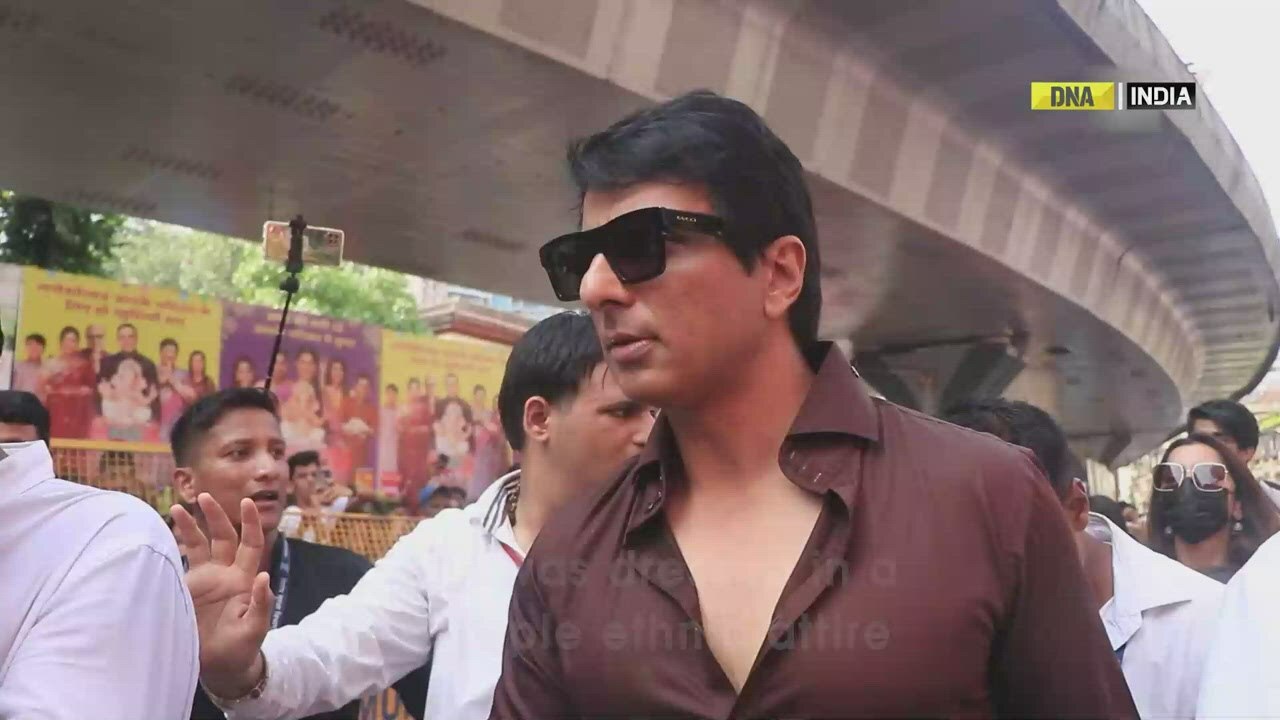 Bollywood hunks seek blessings of Lalbaugcha Raja in Mumbai 