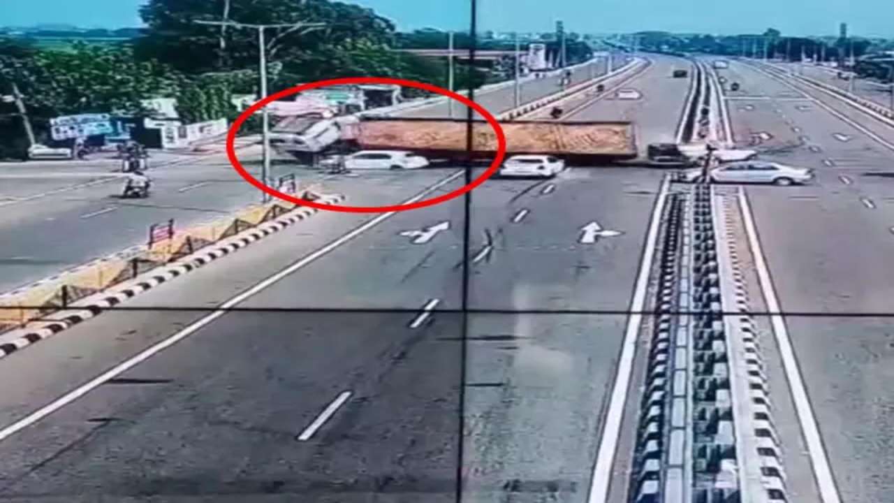  Tragic accident: 3 killed on spot as trailer crushes car