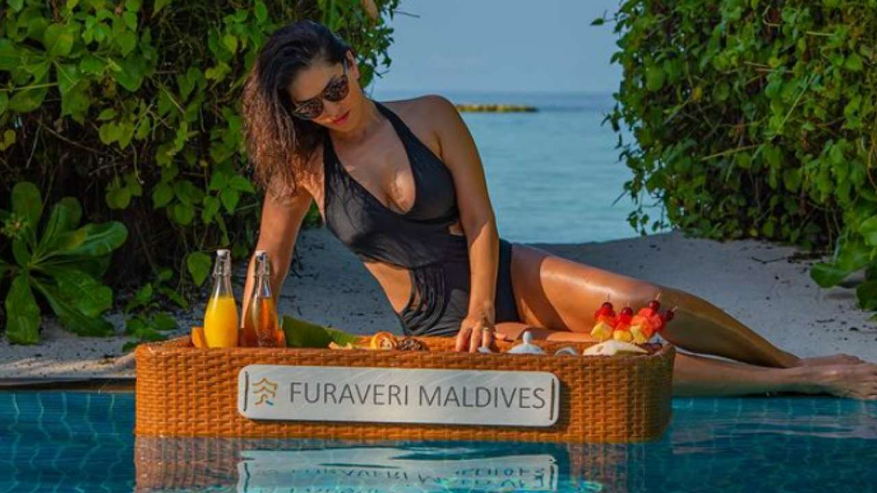 1280px x 720px - Sunny Leone oozes oomph in sexy black monokini, shares steamy pool photos  from Maldives