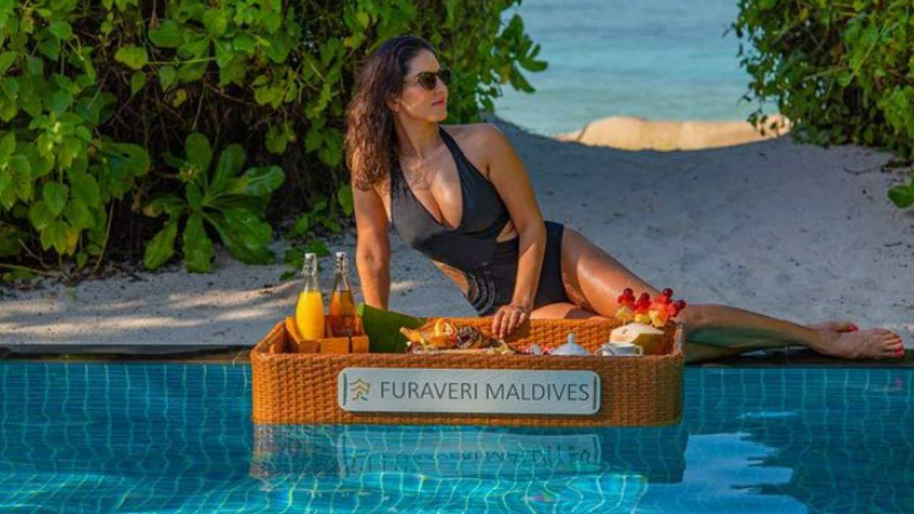 Xxx Sunney Img - Sunny Leone oozes oomph in sexy black monokini, shares steamy pool photos  from Maldives