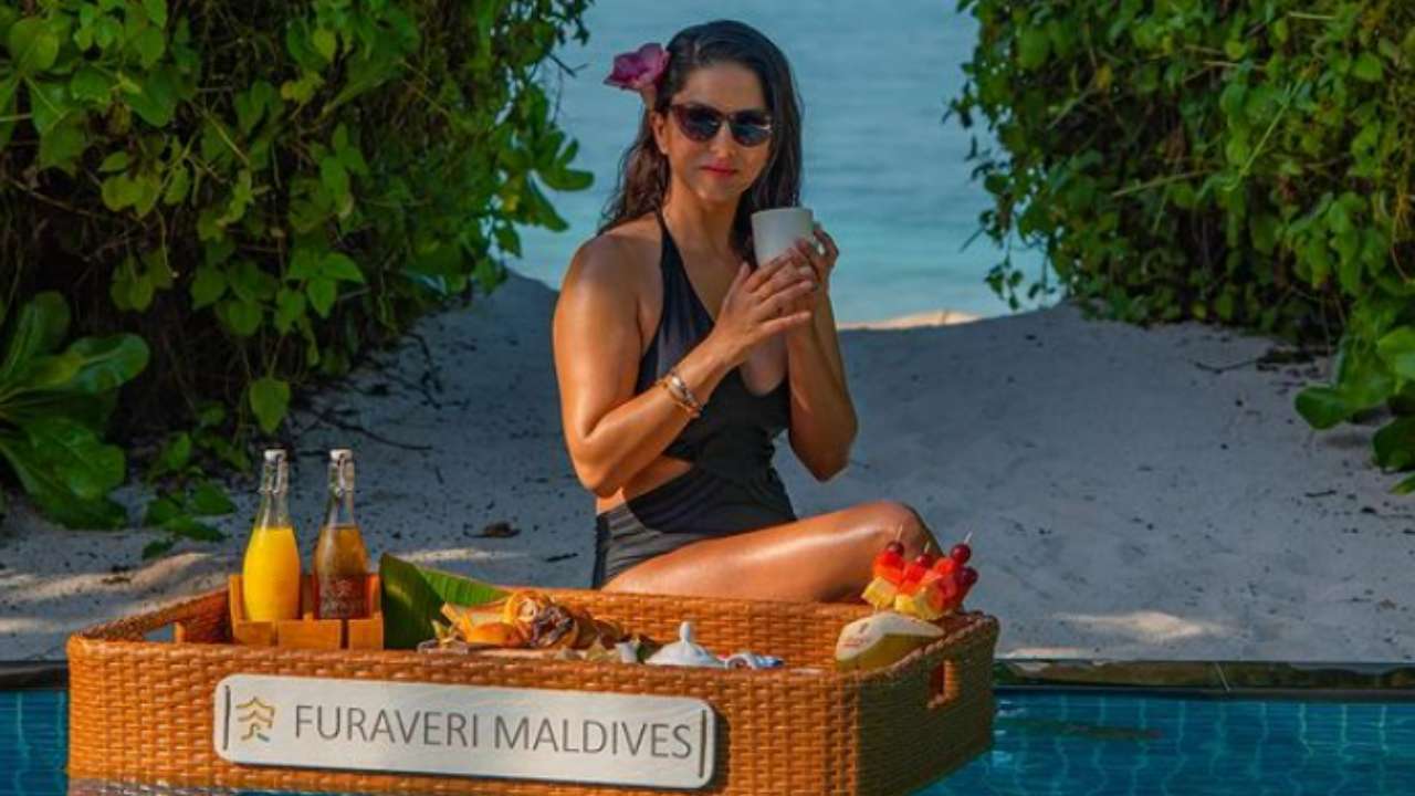 Omsanyloyan Xxx C - Sunny Leone oozes oomph in sexy black monokini, shares steamy pool photos  from Maldives