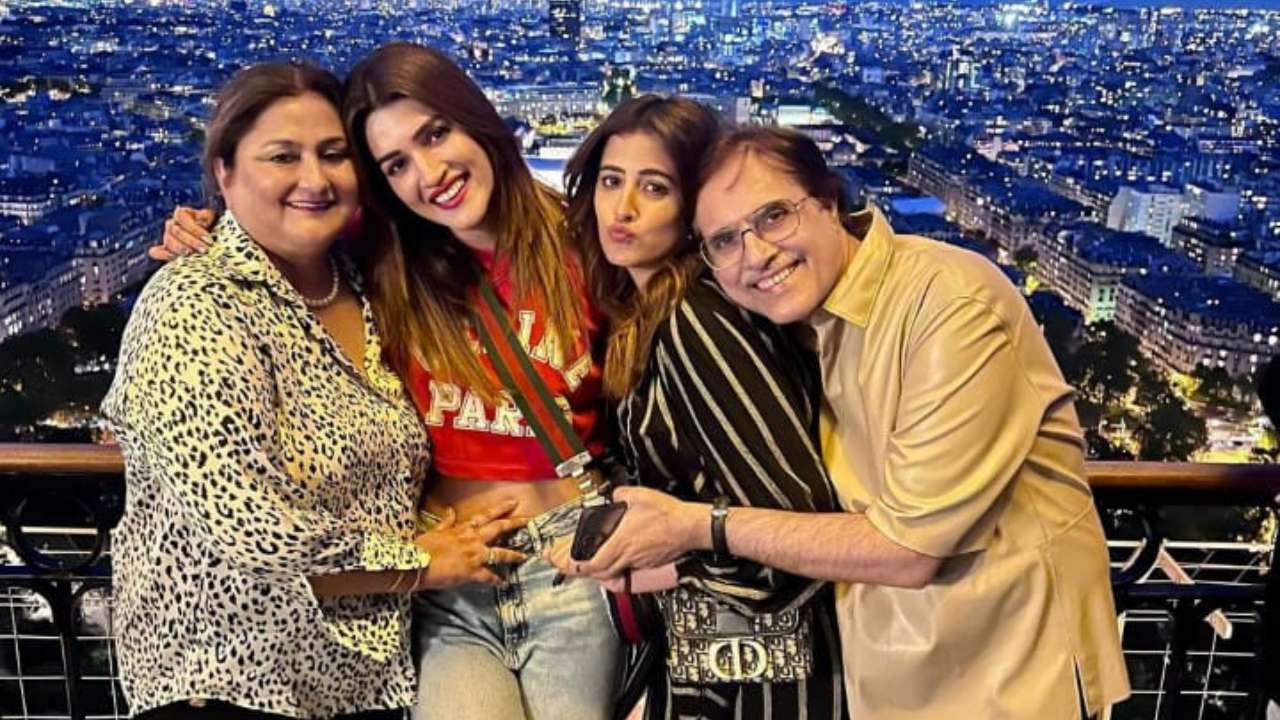 Kriti Sanon with her sister Nupur Sanon and parents