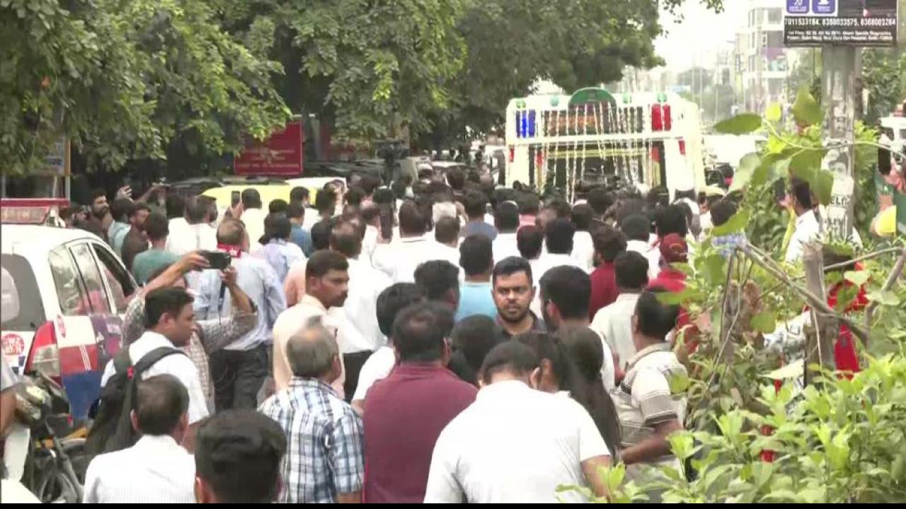 Raju Srivastava Funeral At Nigambodh Ghat